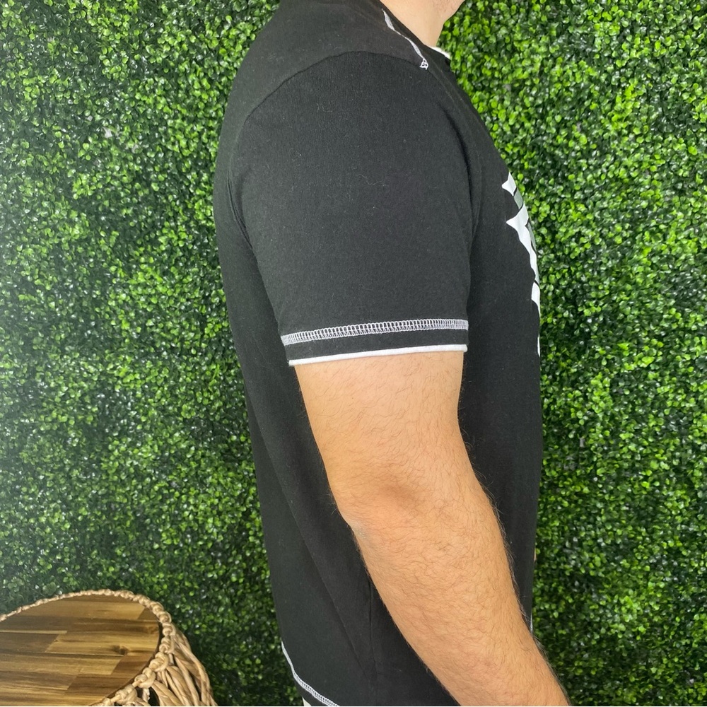 Guess Black Short Sleeve Tee with Geometric Logo NWOT - Picture 4 of 6